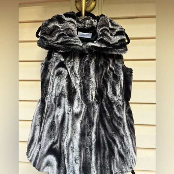 Tahari black/gray/white zebra pattern faux fur vest, waist tie, snap closure, M - Picture 11 of 11